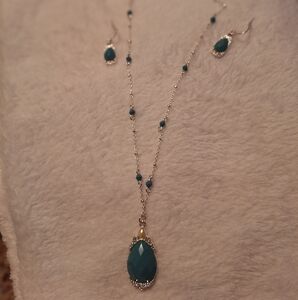 Avon Luxurious Faux Turquoise Necklace And Earring Gift Set Vintage. NWOT